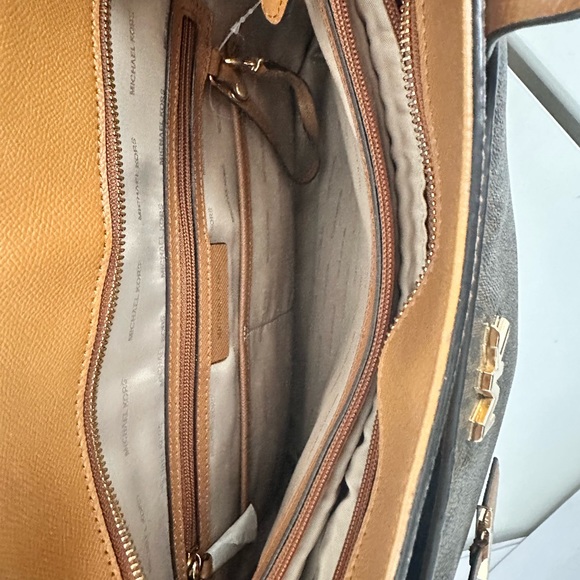 Michael Kors MK Logo - Maddie Large Tote - Picture 3 of 5